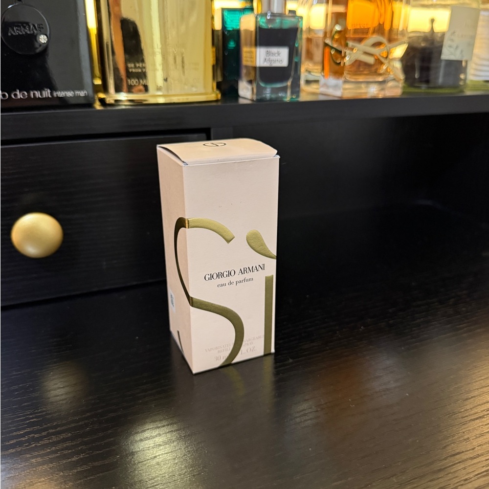 Giorgio Armani Eau de Parfum in Black and Cream